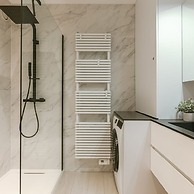 Centrally Located Modern Apartment With Parking