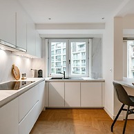 Centrally Located Modern Apartment With Parking