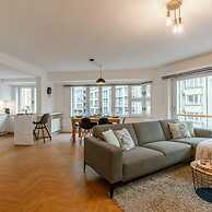 Centrally Located Modern Apartment With Parking