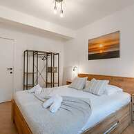 Centrally Located Modern Apartment With Parking