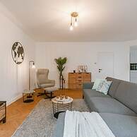 Centrally Located Modern Apartment With Parking