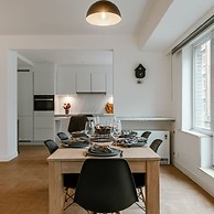 Centrally Located Modern Apartment With Parking