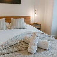 Centrally Located Modern Apartment With Parking