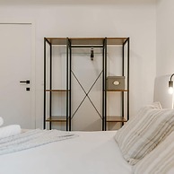 Centrally Located Modern Apartment With Parking