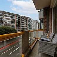 Centrally Located Modern Apartment With Parking