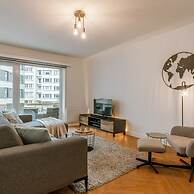 Centrally Located Modern Apartment With Parking