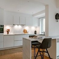 Centrally Located Modern Apartment With Parking