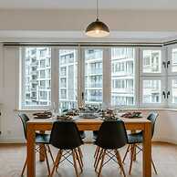 Centrally Located Modern Apartment With Parking