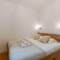 Centrally Located Modern Apartment With Parking