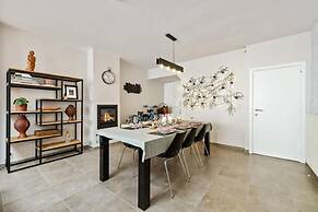 Spacious House With 3 Terraces