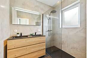 Spacious House With 3 Terraces