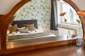 Spacious House With 3 Terraces