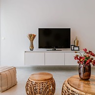 Lovely new Apartment Within the Historic Vives University Site in Oste