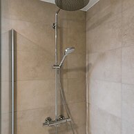 Bright Apartment Near the Beach