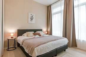 Bright Apartment Near the Beach