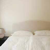 Oldschool - Exclusive House Surrounded by a Dyke