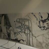 Oldschool - Exclusive House Surrounded by a Dyke