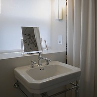 Oldschool - Exclusive House Surrounded by a Dyke