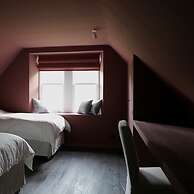 Oldschool - Exclusive House Surrounded by a Dyke