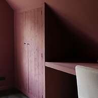 Oldschool - Exclusive House Surrounded by a Dyke