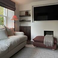 Oldschool - Exclusive House Surrounded by a Dyke