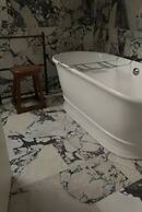 Oldschool - Exclusive House Surrounded by a Dyke