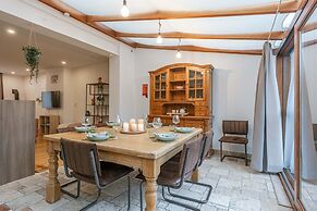 Cosy Home With City Garden