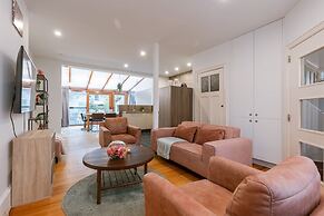 Cosy Home With City Garden