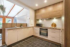 Cosy Home With City Garden