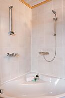 Cosy Home With City Garden