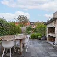 Cosy Home With City Garden