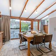 Cosy Home With City Garden