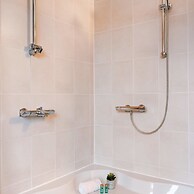 Cosy Home With City Garden