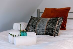 Cosy Home With City Garden