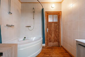 Cosy Home With City Garden