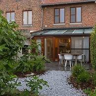 Cosy Home With City Garden