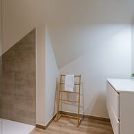 Spacious Top-flour Apartment With Private Parking