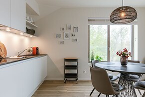 Spacious Top-flour Apartment With Private Parking