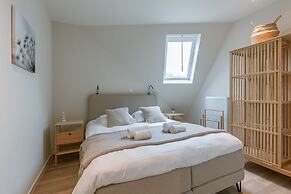 Spacious Top-flour Apartment With Private Parking