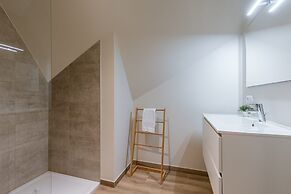 Spacious Top-flour Apartment With Private Parking