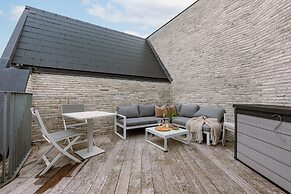 Spacious Top-flour Apartment With Private Parking