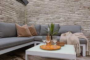 Spacious Top-flour Apartment With Private Parking