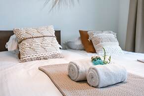 Beautiful Apartment With Pool Terrace and Parking