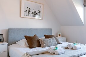 Modern House Julie With Spacious Garden and Garage