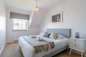 Modern House Julie With Spacious Garden and Garage