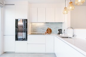 Modern House Julie With Spacious Garden and Garage