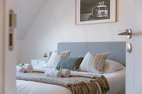 Modern House Julie With Spacious Garden and Garage