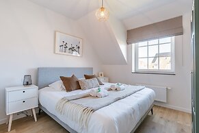 Modern House Julie With Spacious Garden and Garage