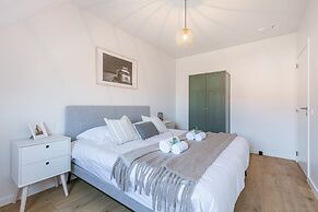 Modern House Julie With Spacious Garden and Garage