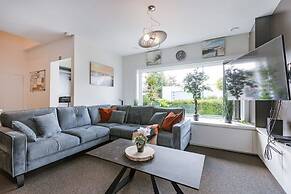 Spacious House With Garden and Parking